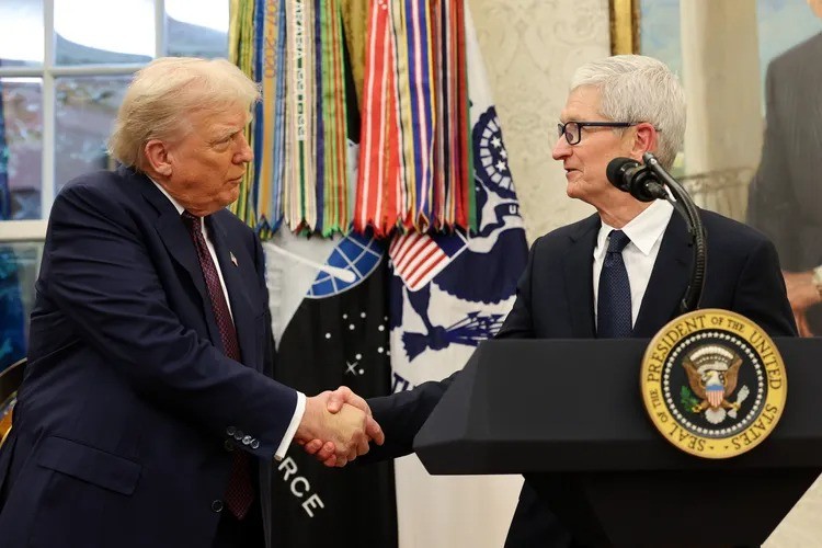 Tổng thống Donald Trump và CEO Apple Tim Cook. Ảnh: Getty Images Trump Tim Cook - Getty Images.jpg