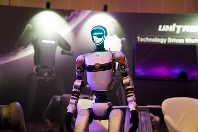 Robot hình người của Unitree. Ảnh: Bloomberg Robot hinh nguoi cua Unitree - Bloomberg.jpg