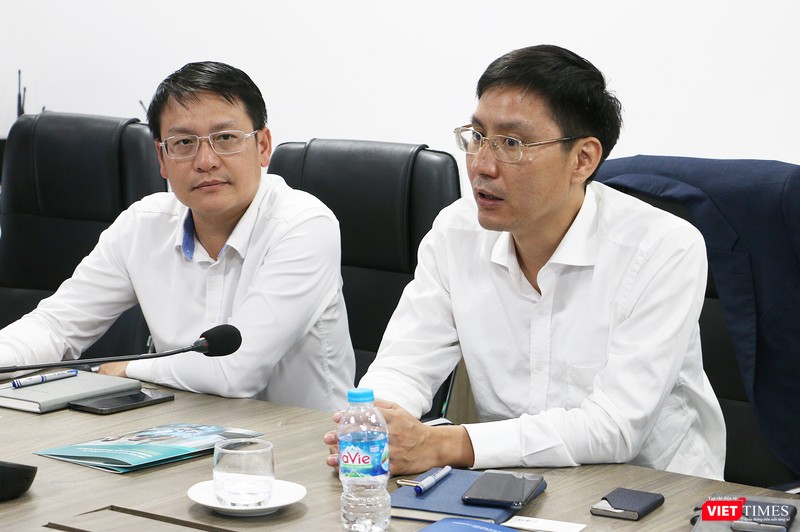 Ông Hoàng Đình Chung (bên phải) giới thiệu với đoàn Hàn Quốc về hoạt động của Trung tâm DCC vt_vu kiem van hoang dinh chung.jpg