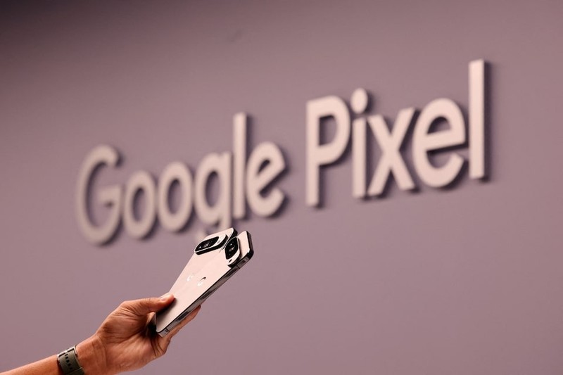 Bộ đôi Pixel 10 Pro vừa ra mắt. Ảnh: Reuters Google Pixel 10 Pro - Reuters.jpg