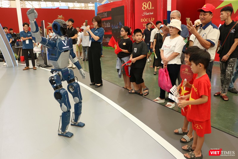 Trước khi diễn ra lễ trao giải VDA 2025, khách mời có thể trực tiếp tương tác với robot, đặt câu hỏi và nhận thông tin về các giải thưởng Trước khi diễn ra lễ trao giải VDA 2025, khách mời có thể trực tiếp tương tác với robot, đặt câu hỏi và nhận thông tin về các giải thưởng