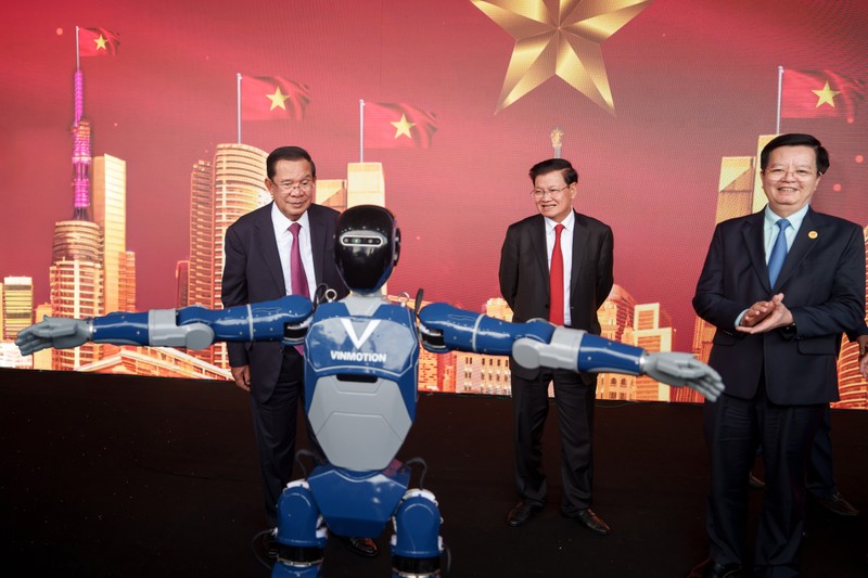 Lãnh đạo Lào và Campuchia xem robot của VinMotion trình diễn Tổng Bí thư, Chủ tịch nước Lào Thongloun Sisoulith và Chủ tịch Đảng Nhân dân Campuchia Hun Sen hào hứng giao lưu với robot hình người “Make in Vietnam” Vinmotion_A2.jpg