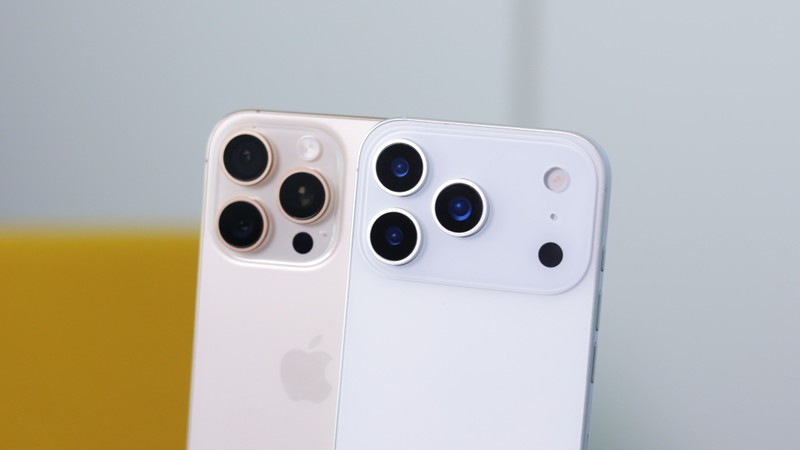 So sánh thiết kế camera trên iPhone 17 Pro Max (bên phải) và iPhone 16 Pro Max (bên trái) camera iPhone 16 Pro Max và iPhone 17 Pro Max.jpg