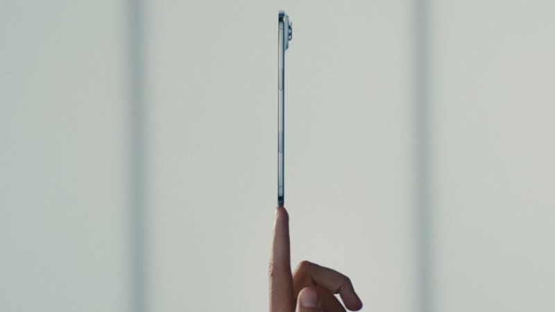 iPhone Air có kích thước siêu mỏng. Ảnh: The Verge
