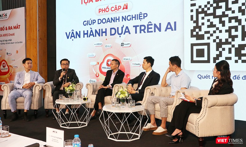 Các chuyên gia tham gia tọa đàm về doanh nghiệp sử dụng AI vt_chuyen gia toa dam.jpg