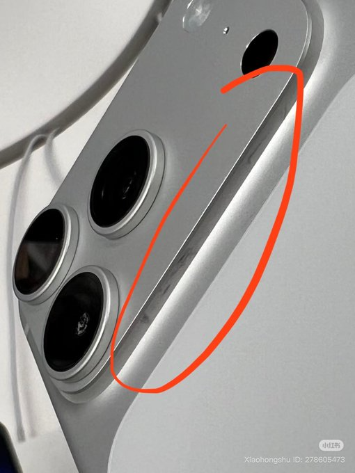 Vết xước gần cụm camera của dòng iPhone 17 iPhone bi tray xuoc.png