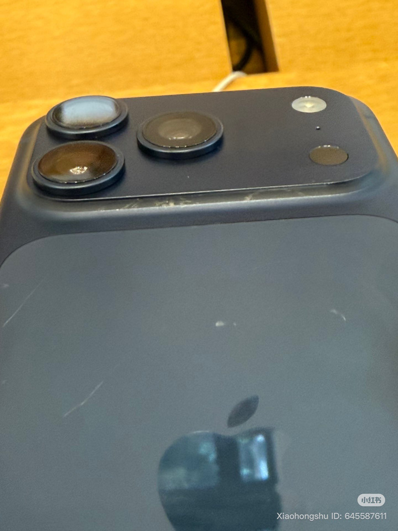 Có thể nhìn rõ các vết xước trên lưng iPhone 17 Pro Max. Ảnh: một người dùng Trung Quốc đăng tải lên mạng xã hội Tiểu Hồng Thư. iPhone tray xuoc 2.png