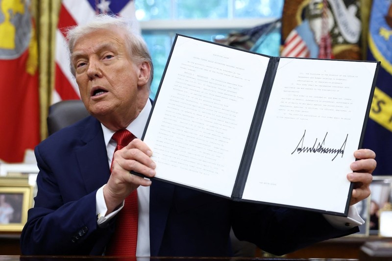 Tổng thống Trump ký sắc lệnh phê duyệt thỏa thuận chuyển nhượng TikTok. Ảnh: Reuters