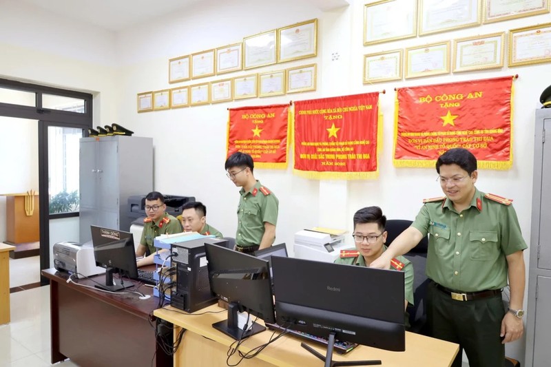 Bộ Công an đã soạn thảo một số văn bản hướng dẫn bảo vệ dữ liệu và hệ thống CNTT trước sự nhòm ngó của hacker Can bo an ninh.jpg