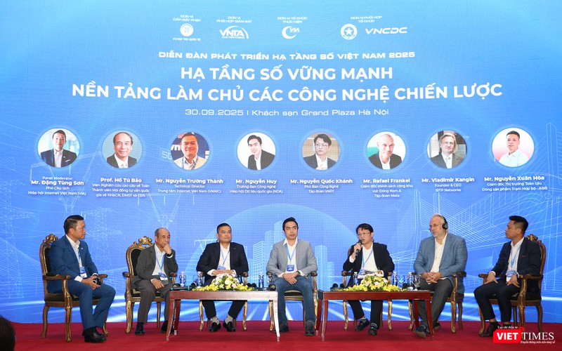 Ông Nguyễn Quốc Khánh, Phó ban Công nghệ Tập đoàn VNPT (cầm micro) nêu ý kiến tại DigiInfra 2025 vt_toa dam ha tang so 2.jpg