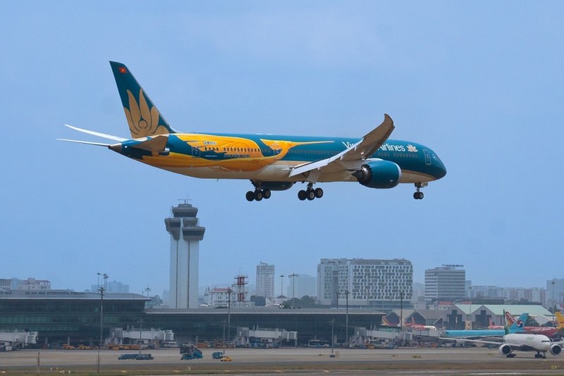 Máy bay Vietnam Airlines hạ cánh tại sân bay Tân Sơn Nhất. Ảnh: Vietnam Plus