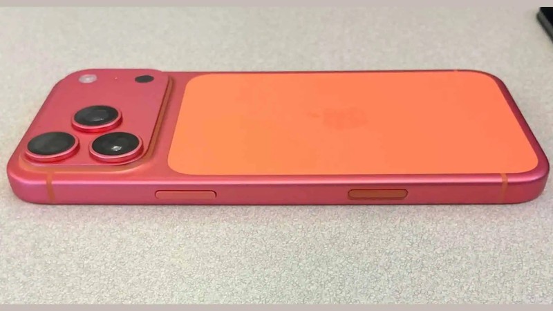 Chiếc iPhone 17 Pro Max có lớp sơn màu cam chuyển sang màu hồng. Ảnh: Macobserver iPhone 17 chuyen mau hong - macobserver.jpg