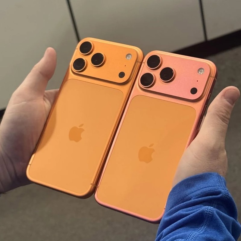 Người dùng đăng tải hình ảnh iPhone bị mất màu cam, chuyển thành màu hồng. Ảnh: Facebook iphone chuyen mau hong - facebook.jpg
