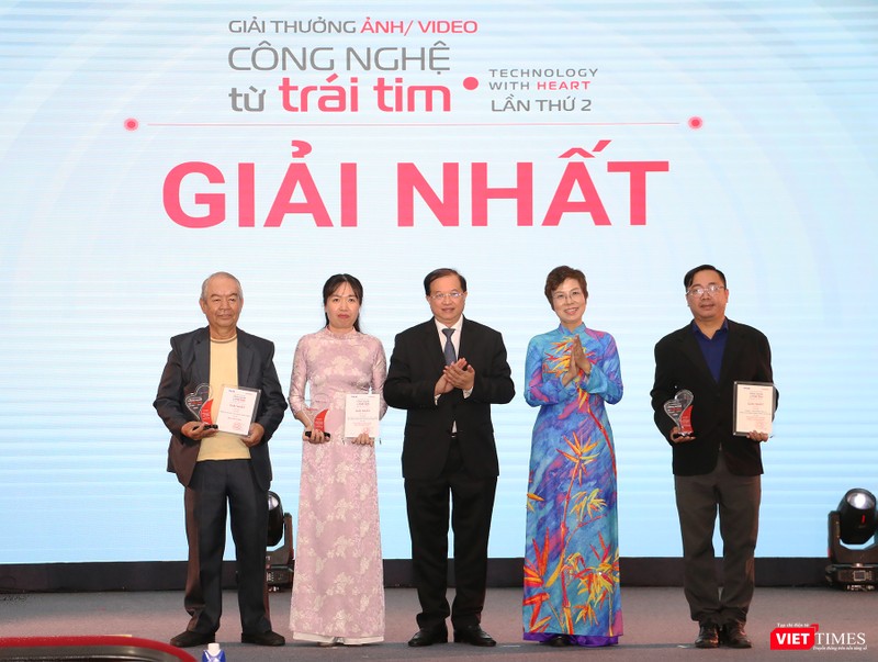 Ông Tạ Quang Đông - Thứ trưởng Bộ Văn hóa, Thể thao và Du lịch và bà Vũ Việt Trang - Tổng giám đốc TTXVN trao giải Nhất cho 3 tác giả tham gia thể loại ảnh đơn, ảnh bộ và video vt_cuoc thi anh 1.jpg