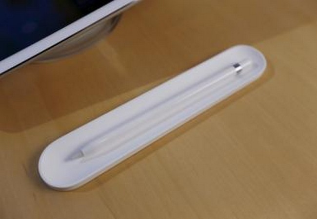 Apple đã đăng ký sáng chế cho Apple Pencil, một chiếc bút có thể kết hợp với iPhone trong tương lai (Ảnh Reuters)