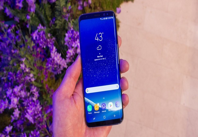 Chiếc Galaxy S8 năm ngoái đã đặt ra một chuẩn mực mới cho thiết kế điện thoại thông minh (Ảnh Business Insider)