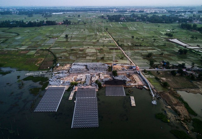 Một dự án cánh đồng năng lượng mặt trời đang được công ty Sungrow Power Supply Company xây dựng tại tỉnh An Huy, Trung Quốc (Ảnh Getty Images) Một dự án cánh đồng năng lượng mặt trời đang được công ty Sungrow Power Supply Company xây dựng tại tỉnh An Huy, Trung Quốc (Ảnh Getty Images)