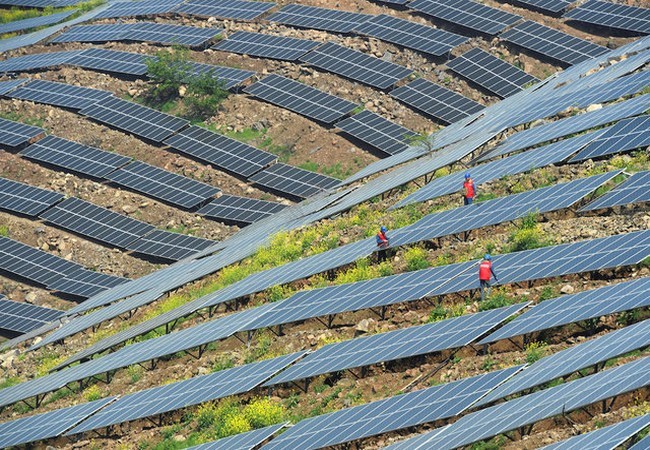 Các công nhân đang kiểm tra các tấm pin mặt trời tại tỉnh An Huy, Trung Quốc (Ảnh Reuters) Các công nhân đang kiểm tra các tấm pin mặt trời tại tỉnh An Huy, Trung Quốc (Ảnh Reuters)
