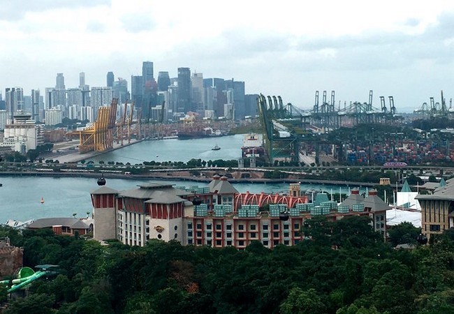 Ngày 25/2/2018, hòn đảo Sentosa và tuyến đường chính nối với đảo Singapore dày đặc các tòa nhà chọc trời (Ảnh AP)