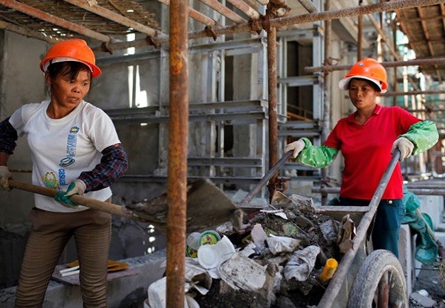 Theo số liệu từ Ngân Hàng Thế giới, có đến 68% số phụ nữ trên 15 tuổi ở Trung Quốc tham gia vào lực lượng lao động, trong khi đó ở Mỹ con số này chỉ là 58% (Ảnh Reuters) Theo số liệu từ Ngân Hàng Thế giới, có đến 68% số phụ nữ trên 15 tuổi ở Trung Quốc tham gia vào lực lượng lao động, trong khi đó ở Mỹ con số này chỉ là 58% (Ảnh Reuters)