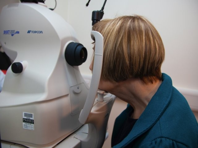 Một bệnh nhân đang được quét OCT (Ảnh DeepMind)