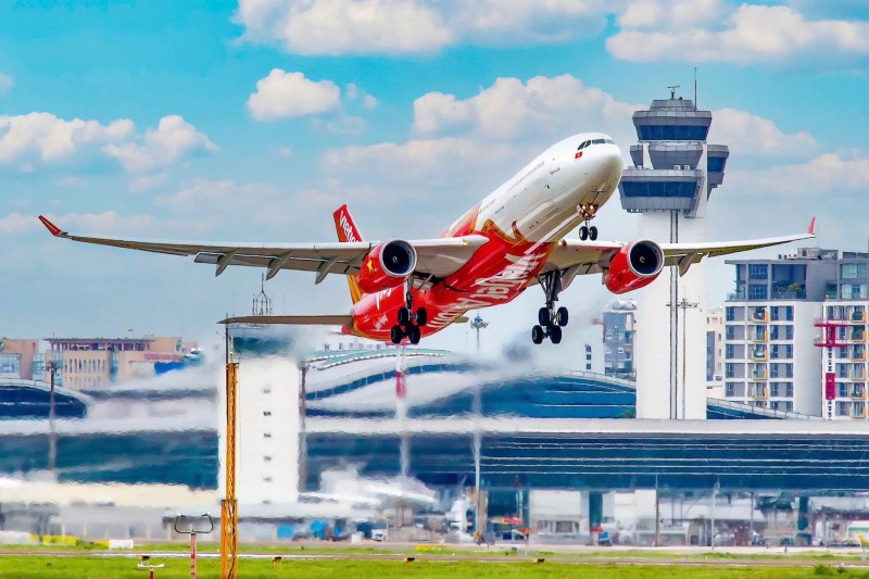 Cùng với hệ thống website, ứng dụng điện thoại Vietjet Air hiện đại, Vietjet tiên phong ứng dụng AI, Chatbot nhằm hỗ trợ khách hàng có trải nghiệm tốt nhất từ khi đặt vé, làm thủ tục đến khi kết thúc hành trình bay Vietjet aircraft.jpeg
