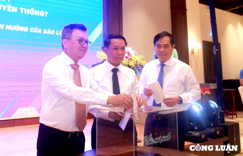 Trước khi diễn ra Chương trình, các đại biểu tham dự đã quyên góp cho “Quỹ ước mơ xanh” hướng về đồng bào 26 tỉnh miền Bắc chịu thiệt hại do bão lũ. (Ảnh: NBCL) z5852892284026_6612f03bbfa6638111fd628d5fc630a5-1740.jpg