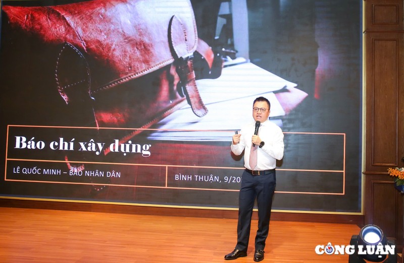 Ông Lê Quốc Minh thuyết trình Tổng quan về báo chí xây dựng, báo chí giải pháp. (Ảnh: NBCL) Ông Lê Quốc Minh thuyết trình Tổng quan về báo chí xây dựng, báo chí giải pháp. (Ảnh: NBCL)