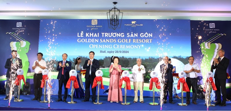 Các vị đại biểu thực hiện nghi lễ cắt băng tại lễ khai trương sân gôn Golden Sands Golf Resort IMG_2812.jpeg