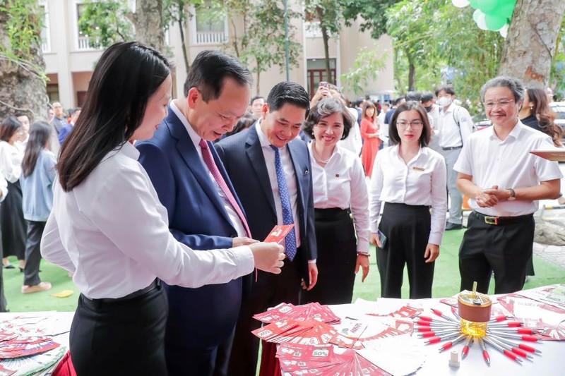 Đồng chí Đào Minh Tú - Phó Bí thư Ban Cán sự Đảng, Phó Thống đốc Thường trực NHNN Việt Nam thăm quan gian hàng Agribank Đồng chí Đào Minh Tú - Phó Bí thư Ban Cán sự Đảng, Phó Thống đốc Thường trực NHNN Việt Nam thăm quan gian hàng Agribank