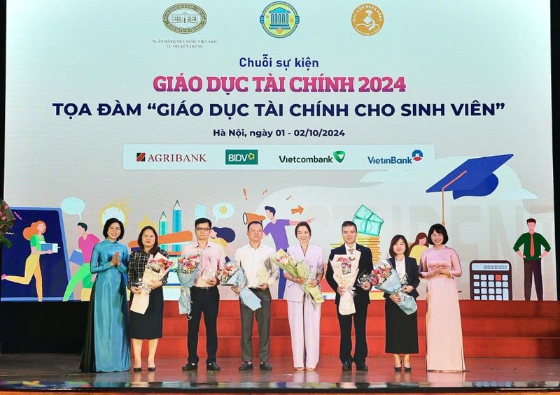 Đồng chí Nguyễn Đức Quân, Giám đốc Agribank Chi nhánh Nam Hà Nội nhận kỷ niệm chương tại sự kiện Đồng chí Nguyễn Đức Quân, Giám đốc Agribank Chi nhánh Nam Hà Nội nhận kỷ niệm chương tại sự kiện