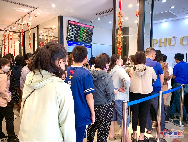Người dân xếp kín phía trong tiệm vàng. Ảnh: Tiến Anh w-anh-chup-man-hinh-2024-11-02-luc-125319-62543.png