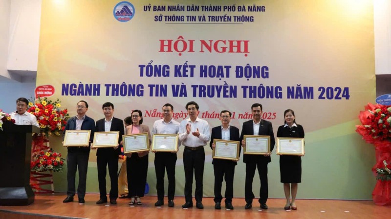 Trong khuôn khổ hội nghị, đại diện Ban tổ chức trao bằng khen của Chủ tịch UBND TP Đà Nẵng cho các tập thể, cá nhân có thành tích xuất sắc. Trong khuôn khổ hội nghị, đại diện Ban tổ chức trao bằng khen của Chủ tịch UBND TP Đà Nẵng cho các tập thể, cá nhân có thành tích xuất sắc.