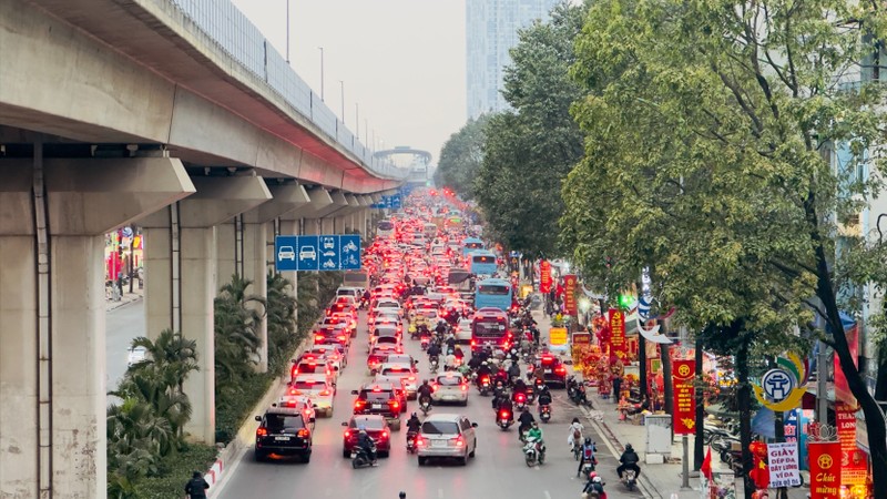 Đường phố Hà Nội “nghẹt thở” ngày làm việc cuối năm, tài xế không vội vàng