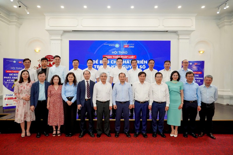 Các đại biểu tham dự Hội thảo chụp hình lưu niệm cùng Ban tổ chức. 13ecf88b85f330ad69e2.jpg