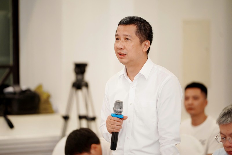 Ông Nguyễn Kim Khiêm, Tổng Giám đốc Đài phát thanh và truyền hình Hà Nội trao đổi tại Hội thảo f28f19395840ed1eb451.jpg