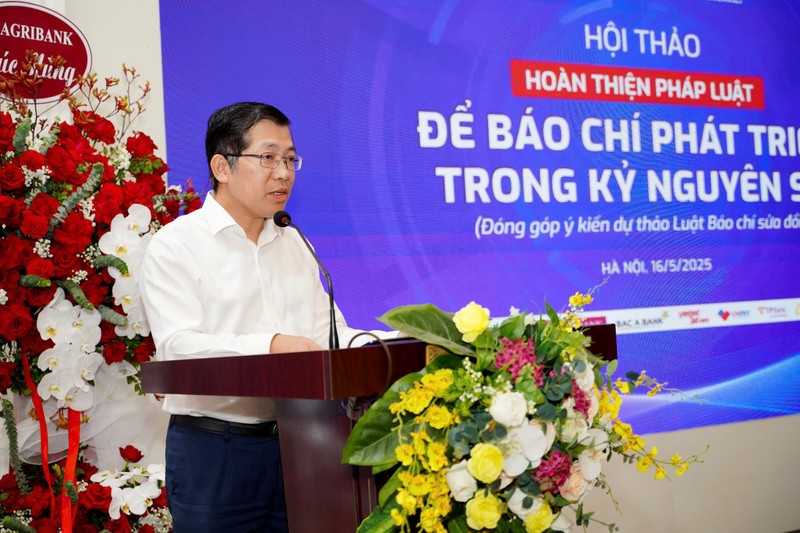 Ông Lưu Đình Phúc, Cục Trưởng Báo chí trình bày tham luận "Một số vấn đề đáng chú ý trong Luật Báo chí (sửa đổi)". z6606451919686_7e00532ff23ce6900815131c0982062a.jpg