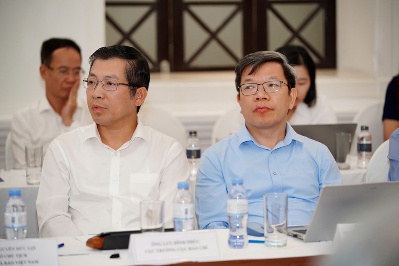 Ông Lưu Đình Phúc, Cục trưởng Cục Báo chí, Bộ VHTT và DL và ông Tống Văn Thanh, Vụ trưởng Vụ Báo chí - Xuất bản, Ban Tuyên giáo và Dân vận Trung ương (bên phải) tại Hội thảo z6606452336692_3d46cd9eb45ffa691acb614fb4c29640.jpg