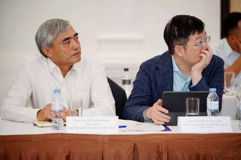 Ông Nguyễn Minh Hồng, Chủ tịch Hội truyền thông số Việt Nam (bên trái) z6606452448042_0ee7f2cb80a4b67eace3b048304263b1.jpg