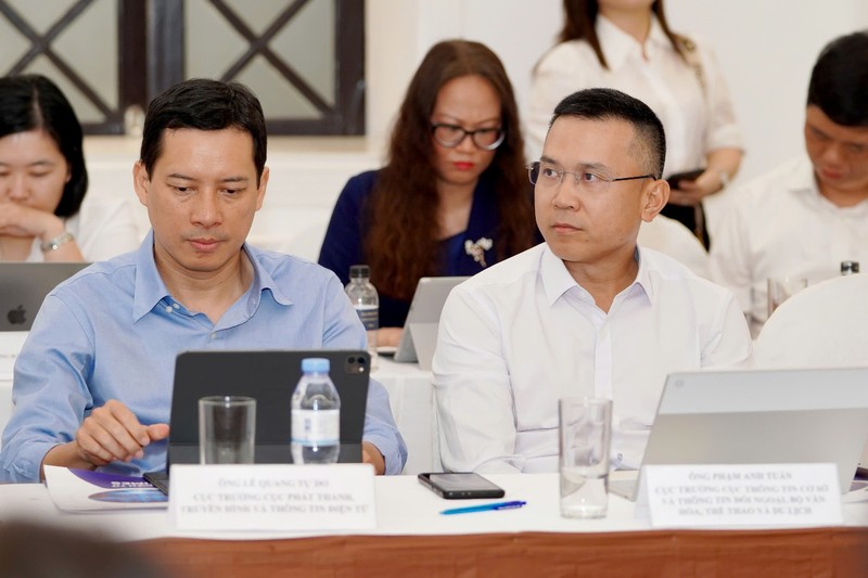 Ông Lê Quang Tự Do, Cục trưởng Cục Phát thanh, truyền hình và ông Phạm Anh Tuấn, Cục trưởng Cục Thông tin cơ sở và Thông tin đối ngoại, Bộ Văn hóa, Thể thao và Du lịch thông tin điện tử (bên phải) z6606626531208_aa18ba67a48596adf546ce1ab4b01cbd.jpg