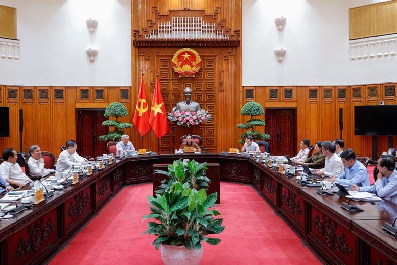 Thủ tướng nêu rõ, đặc biệt phải bảo đảm quyền tài sản, bảo đảm tự do, sáng tạo trong kinh doanh, tự do đi lại, ra vào thuận tiện, có chính sách visa thuận lợi với những người cần khuyến khích, tạo môi trường sống vượt trội, thuận lợi, an toàn. Ảnh: VGP/Nhật Bắc img3766-17479194401521353137256-5794.jpg