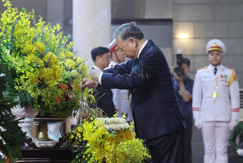 Tổng Bí thư Tô Lâm dâng hương viếng nguyên Chủ tịch nước Trần Đức Lương. Ảnh: VGP/Nhật Bắc img2979-1748047153191319214389-8127.jpg
