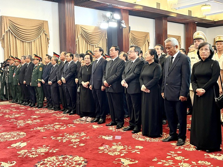 Các đồng chí lãnh đạo, nguyên lãnh đạo Đảng, Nhà nước viếng nguyên Chủ tịch nước Trần Đức Lương tại Hội trường Thống Nhất, Thành phố Hồ Chí Minh. Ảnh: VGP/Anh Đức tphcm2-1748046475109650645002-5353.jpg