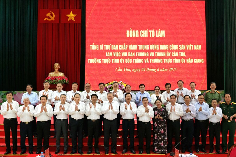 Tổng Bí thư Tô Lâm cùng các đại biểu. Ảnh: Minh Trung IMG_9140.jpeg