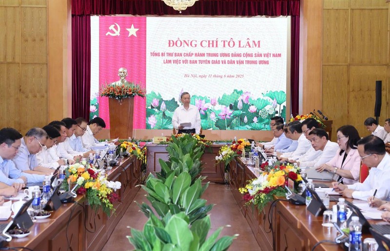 Hình ảnh tại buổi làm việc. Hình ảnh tại buổi làm việc.