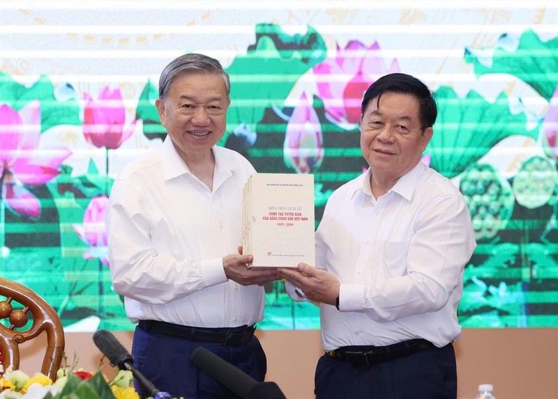 Đồng chí Nguyễn Trọng Nghĩa thay mặt lãnh đạo Ban Tuyên giáo và Dân vận Trung ương tặng Tổng Bí thư Tô Lâm bộ sách về truyền thống của Ngành. Đồng chí Nguyễn Trọng Nghĩa thay mặt lãnh đạo Ban Tuyên giáo và Dân vận Trung ương tặng Tổng Bí thư Tô Lâm bộ sách về truyền thống của Ngành.