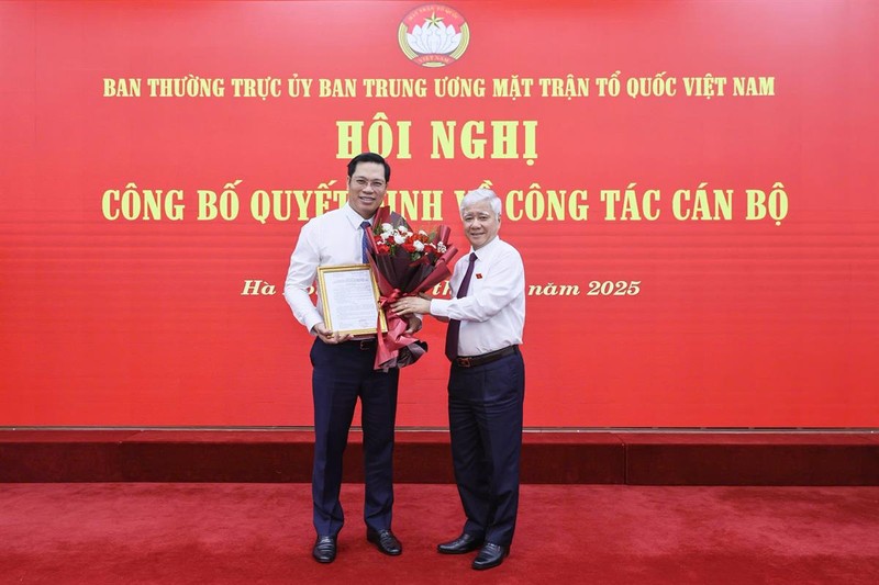 Đồng chí Đỗ Văn Chiến, Ủy viên Bộ Chính trị, Bí thư Trung ương Đảng, Bí thư Đảng ủy MTTQ, các đoàn thể Trung ương, Chủ tịch Ủy ban Trung ương MTTQ Việt Nam trao Quyết định cho đồng chí Bùi Duy Đông. Ảnh: Cổng thông tin Đảng Cộng sản Image.png