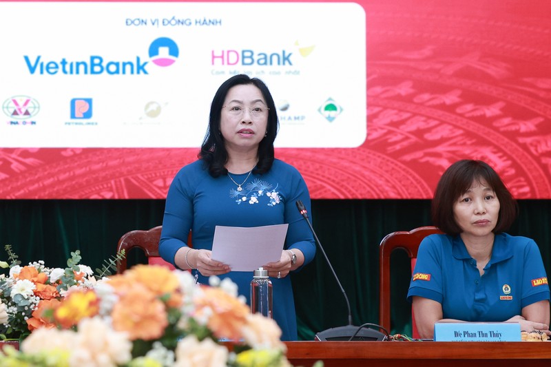 Bà Thái Thu Xương, Phó Chủ tịch Thường trực Tổng Liên đoàn Lao động Việt Nam, thông tin tại họp báo. Ảnh: BTC Vinh quang Việt Nam 2025-01 (1).JPG