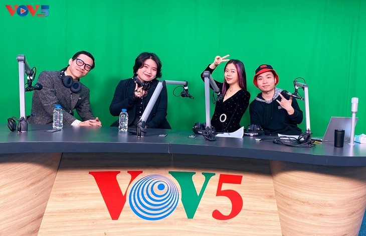 Chuyên mục Bữa trưa Show với sự tham gia của khách mời trong chương trình tiếng Anh, Ban Đối ngoại (VOV5). Ảnh: VOV5 Chuyên mục Bữa trưa Show với sự tham gia của khách mời trong chương trình tiếng Anh, Ban Đối ngoại (VOV5). Ảnh: VOV5