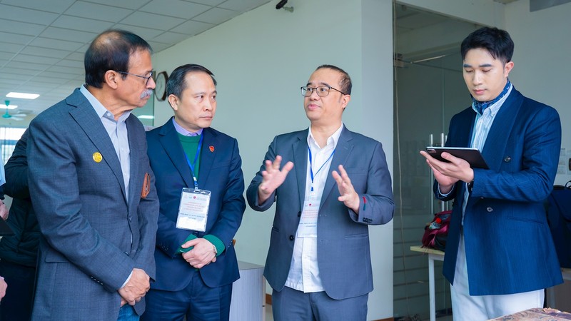 PGS.TS Nguyễn Trúc Lê - Bí thư Đảng ủy, Chủ tịch Hội đồng Trường Đại học Kinh tế - ĐHQGHN và PGS.TS Lê Trung Thành - Hiệu trưởng Nhà trường chia sẻ với Đại diện Đoàn kiểm định PGS.TS Nguyễn Trúc Lê - Bí thư Đảng ủy, Chủ tịch Hội đồng Trường Đại học Kinh tế - ĐHQGHN và PGS.TS Lê Trung Thành - Hiệu trưởng Nhà trường chia sẻ với Đại diện Đoàn kiểm định
